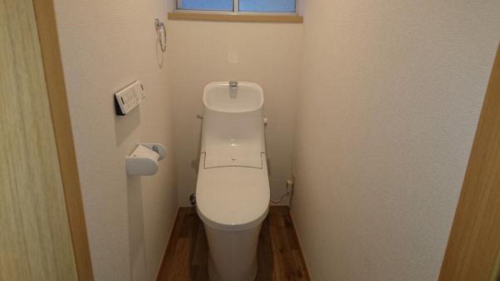 トイレ 【リフォーム済】トイレはLIXIL製の温水洗浄機能付きに新品交換しました。キズや汚れが付きにくい加工が施してあるのでお手入れが簡単です。直接肌に触れるトイレは新品が嬉しいですよね。