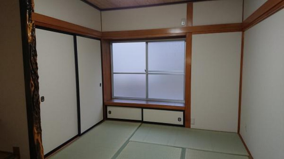 【リフォーム済】一階6畳和室です。畳の交換、クロス貼り、建具の交換、照明器具の交換等を行いました。新しい井草の香りが心地よいです。