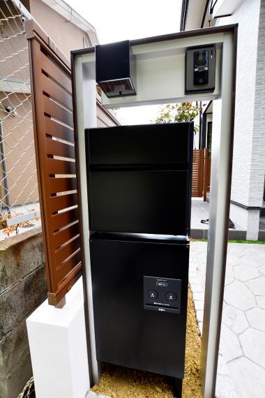 現況外観写真 ポスト・インターホン・宅配BOXが一つになった、おしゃれなデザインの機能ポール、フレムス。通り沿いに位置し、ドア前まで来なくてもインターホンが押せるため、訪問者にやさしく、かつ家族も安心です。