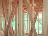 構造・工法・仕様 高温多湿な日本の風土に最適な「木造軸組み工法」。土台、柱、梁などの住宅の骨格を木の軸で造る工法で、1000年以上にわたり、改良・発達を繰り返してきた伝統的な工法です。
