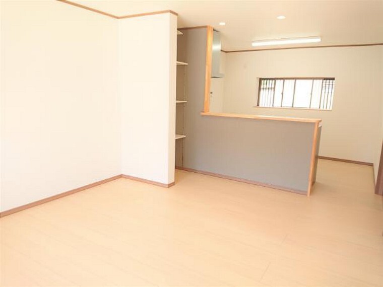 居間・リビング 【リフォーム済】 14帖リビング 天井・壁クロス張替、床フローリング重ね張り、照明器具交換、エアコン1台設置、火災報知機設置。 キッチンは対面式にしましたので、リビングで遊ぶお子様を眺めながらお料理ができます。
