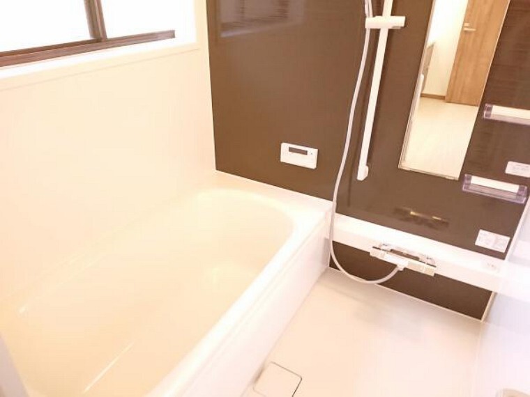 浴室 【リフォーム済】 浴室 浴室は1坪タイプのハウステック製ユニットバスに新品交換しました。 1坪の広々した浴槽で、足を伸ばしてゆったり半身浴が楽しめます。毎日のお風呂が楽しみになりますね。