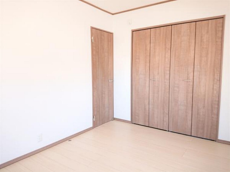 【リフォーム済】 2階北側6帖洋室 壁・天井クロス張替、床フローリング重ね張り、照明器具交換、火災報知機設置。 1.5帖分のクローゼットを新設しました。ポールを設置したので、ハンガーのままでお洋服をしまっておけます。この広さならご夫婦の衣類を収納しても十分な広さですね。