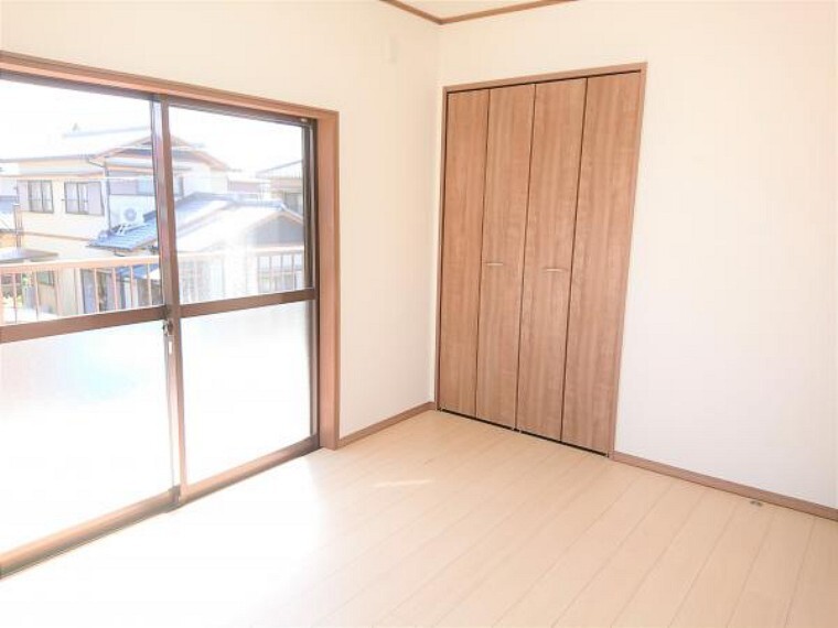 【リフォーム済】 2階東側6帖洋室 壁・天井クロス張替、床フローリング重ね張り、照明器具交換、火災報知機設置。 南の窓からはポカポカ陽光たっぷりで明るくあたたかい室内です。家族の分だけお部屋の使い方も様々。生活にあったお部屋の使い方で居心地のいい住まいづくりを。