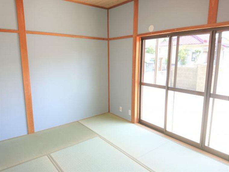 【リフォーム済】 1階南側6帖の和室です 畳は表替えし、ふすまを張り替えました。 南向きで陽当たりがいいので、ゴロンと横になりたいときには嬉しい空間です。