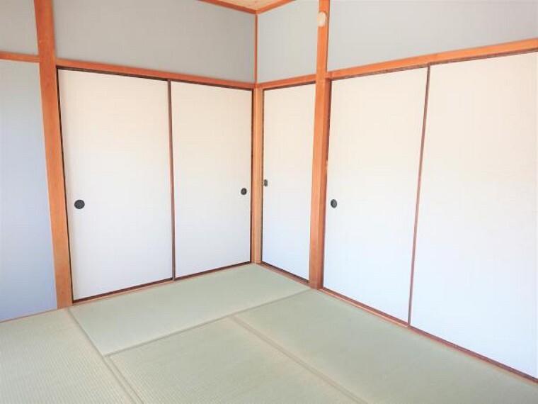 【リフォーム済】 1階和室(別角度) 畳は表替えし、ふすまを張り替えました。イグサの香りに癒される、居心地の良いお部屋に仕上がりました。
