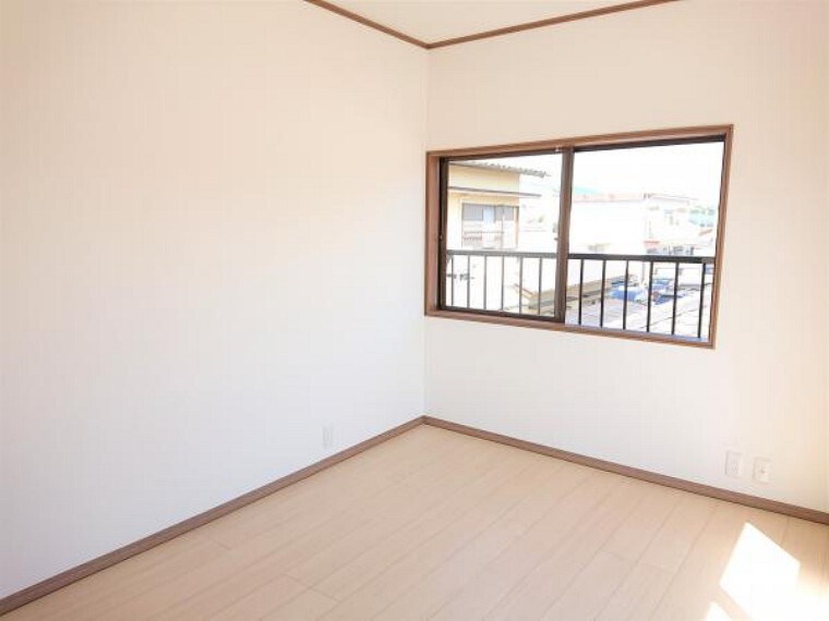 【リフォーム済】 2階東側6帖洋室(別角度) 壁・天井クロス張替、床フローリング重ね張り、照明器具交換、火災報知機設置。 東向きの窓からは気持ちのいい朝日が目覚まし代わりに。早起きの習慣もつきそうですね。