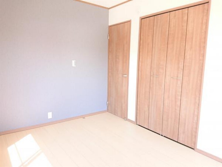 【リフォーム済】 2階西側6帖洋室(別角度) 壁・天井クロス張替、床フローリング重ね張り、照明器具交換、火災報知機設置。 収納を上手く使ってお部屋を広く使って下さい。帰ってきたらホッとできる自分一人だけのプライベート空間の確保で心地よい住まいづくりを。
