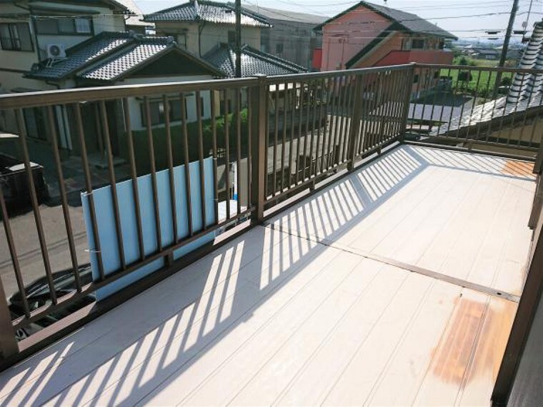 バルコニー 【リフォーム済】 南側バルコニーです。 バルコニーはクリーニングしました。 家族のお布団はこちらでも干せます。お日さまの香りがふんわり香るフカフカのお布団なら疲れた体も「ポカポカ」温まりゆっくり休めますね。