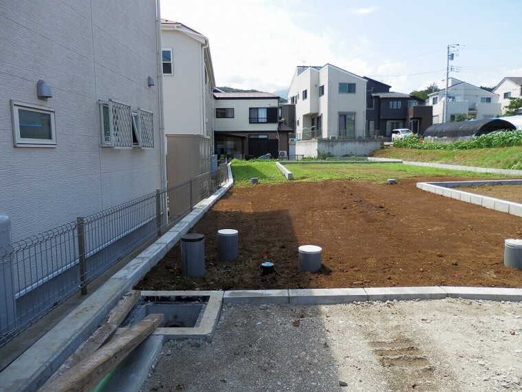 現況写真 前面は開発道路につき車通りも少ない環境です。