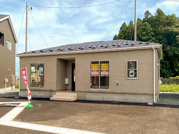 完成予想図(外観) 3号棟・外観写真 間取や色合いは様々ですが、汚れが付きにくい「ナノ親水マイクロガード」加工を施した、厚さ16mmの外壁材(サイディング)を使用しております。 当物件の完成予想図も準備しております。 お気軽にご連絡ください。