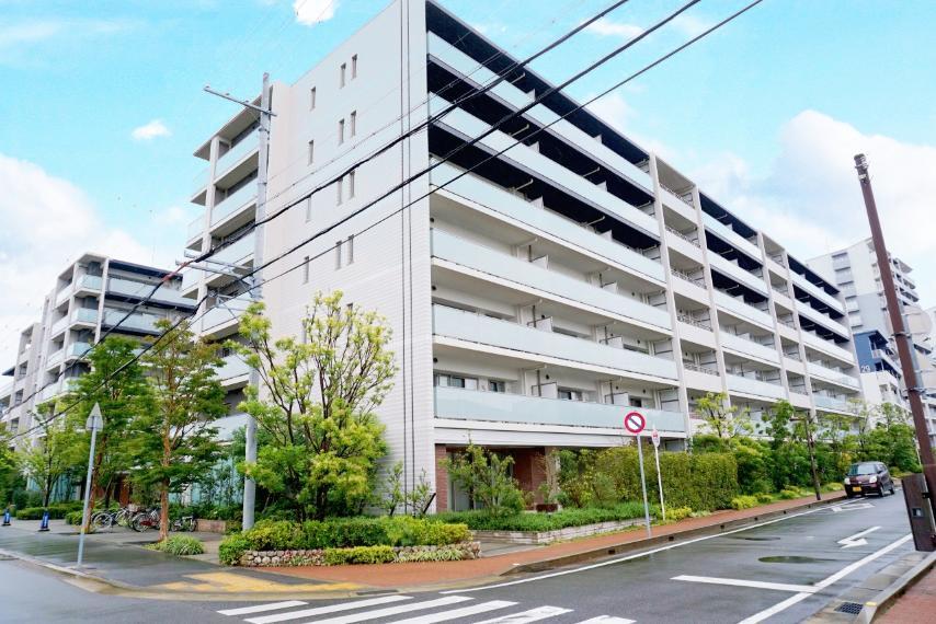 外観写真 2017年建築のマンションです。室内も大変きれいにお使いですので、ハウスクリーニング程度ですぐにでもお住まい頂けます!