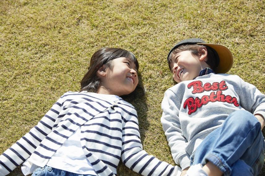 公園 学校・公園が近くにあるため、子育て世代にはぴったりの住環境です。(写真:新居文化公園)