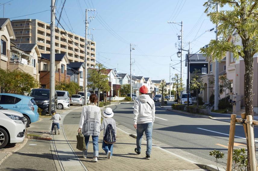 現況写真 【分譲地街並み】美しいゾーニングや家並が一体となって形成する、ハイセンスな印象。リゾートライクな暮らしを楽しめます。 セコムのシステムを導入し、街路には監視カメラを設置。