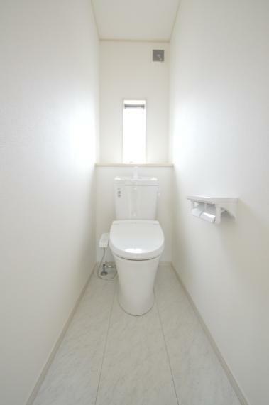 トイレ 窓を備え明るく清潔感のあるお手洗い。暖房＆洗浄機能付き便座。