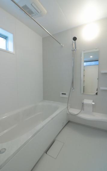 浴室 施工例■広々とした1坪タイプの浴室はお掃除もしやすく足をのばして入浴することができます。洗い場も広いためお子様や赤ちゃんのベビーバスを置いて一緒に入ったり、賃貸やマンションではなかなかない大きさです。