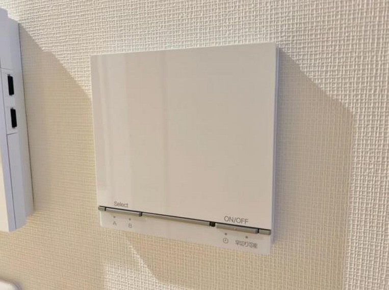 冷暖房・空調設備 足元からじんわりとお部屋を温めてくれます。 空気を汚すことがないので衛生的で乾燥もないので快適に過ごすことが出来ます。 場所も取らないので器具が邪魔になることもありません。