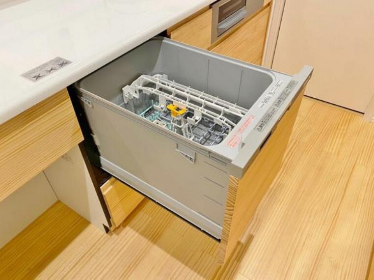 手間・時間をかけず、効率よく食器類を洗浄 家事の時間を大幅に短縮出来ます。 かつ節水効果にも優れた食洗機を標準装備。スライド式なので場所も取りません。