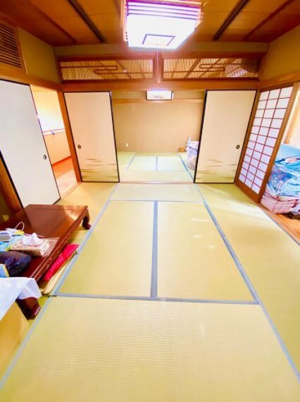 和室 2階和室。8帖2間。縁側もあるので想像以上に広く旅館のような雰囲気です。大人数での宴会も可能ですよ。