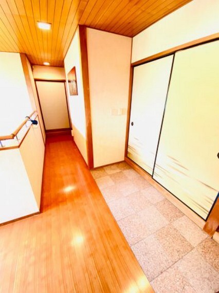 明るくて旅館のような雰囲気の明るい2階ホール。