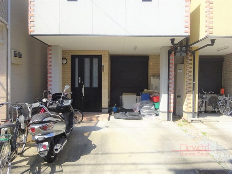 駐車場 広々とした駐車場。 バイクや自転車も置けます!