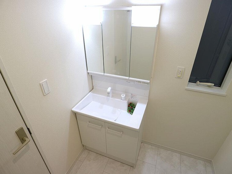 洗面化粧台 ~washroom~ 毎日の身だしなみを整えやすく、鏡の後ろの収納スペースに散らかりやすい小物等を整理整頓出来ます。