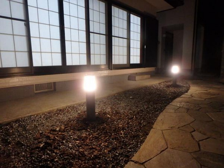 外観写真 【リフォーム済み】5LDKKの二世帯住宅。奥の2階建と手前の平家建があります。写真は平家南側に新設した外灯です。奧の2階建玄関に通じる足元を明るく照らしだします。