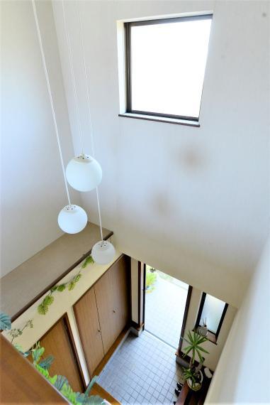 玄関 玄関上部は吹抜けになっており、2階からの光が届きます!