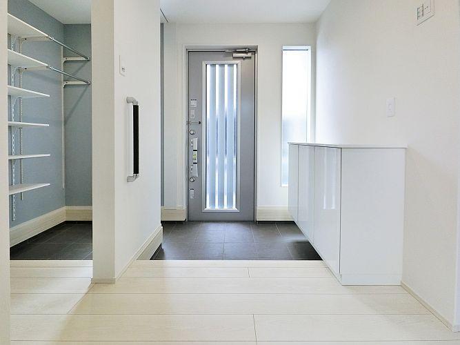 同仕様写真(内観) 【当社施工例】 玄関を常にきれいに保つようにメイン玄関とサブ玄関の動線を分けた「ウォークスルーシューズクローク」