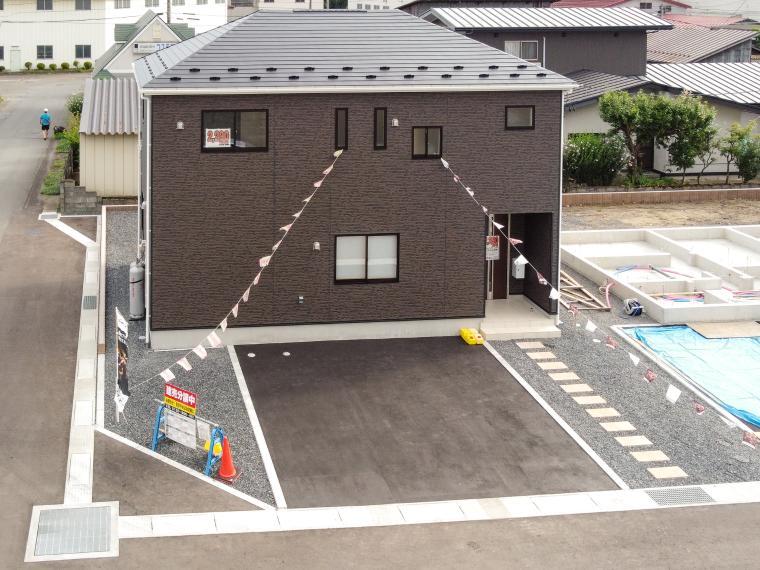 完成予想図(外観) 5号棟・外観写真 間取や色合いは様々ですが、汚れが付きにくい「ナノ親水マイクロガード」加工を施した、厚さ16mmの外壁材(サイディング)を使用しております。 当物件の完成予想図も準備しております。 お気軽にご連絡ください。