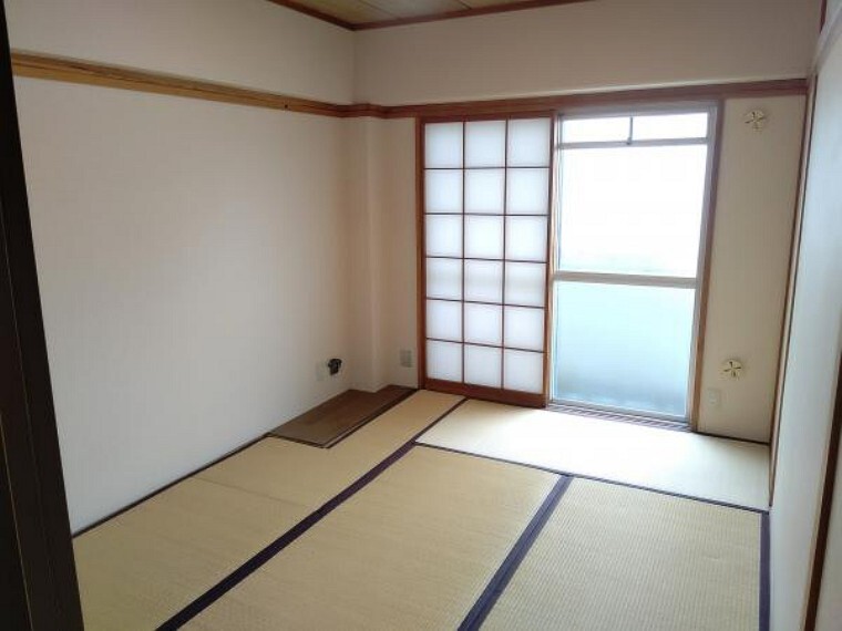 【和室6帖】襖障子の張替えを行い、室内はクリーニングを行っております。LDKに隣接している和室なので、食後の一休憩などはいかがでしょうか。