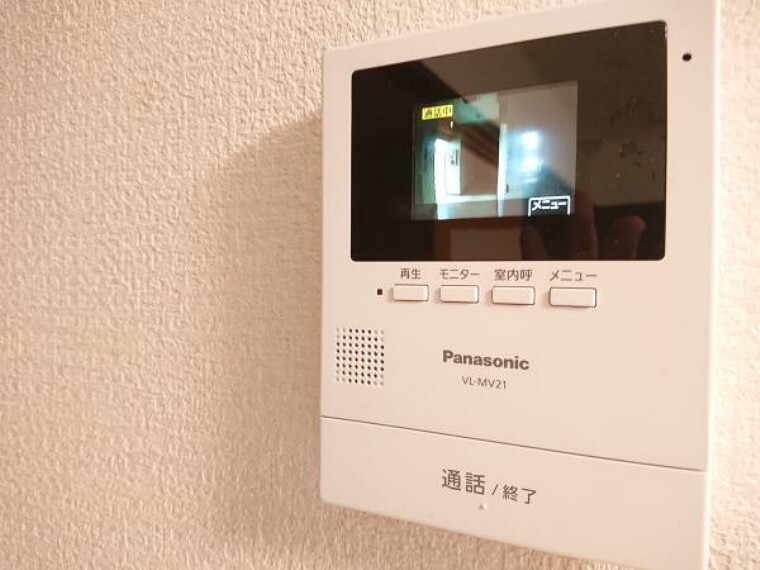防犯設備 カラーモニター付きのドアホンは留守中の来客も記録できるので防犯面でも安心ですね。ご年配の方やお子様のお留守番でも安心ですね。