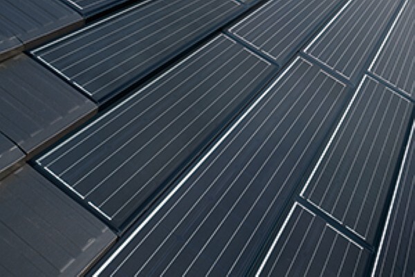 発電・温水設備 積水ハウスは太陽光電池モジュールのデザインを改良。太陽電池モジュールそのものを屋根材とし、「オリジナル平瓦」とデザインを統一して屋根材との一体感を実現。もちろん強度や耐久性も徹底追求。太陽電池モジュールの出力およびパワーコンディショナは15年保証(多結晶シリコンタイプKは出力20年保証)としています。
