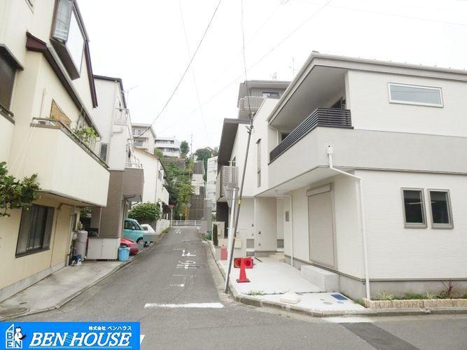 現況外観写真 前面道路の様子 ・天井高3mを誇る開放的な設計。要所に収納を設けた大容量間取です!