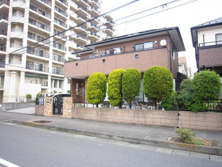 外観写真 風通し・日当たりに優れる角地。開放感をお楽しみください。
