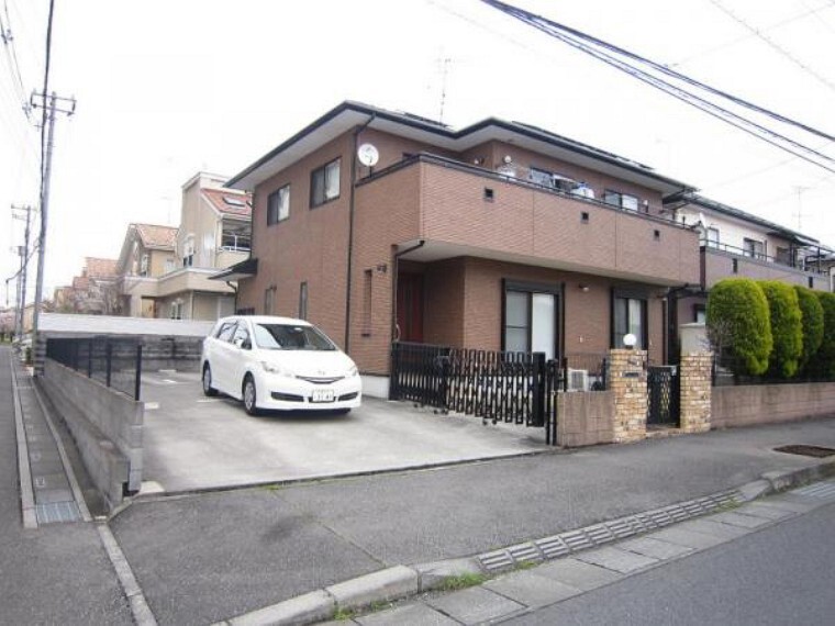 駐車場 出し入れしやすい並列駐車場が嬉しい住まい。