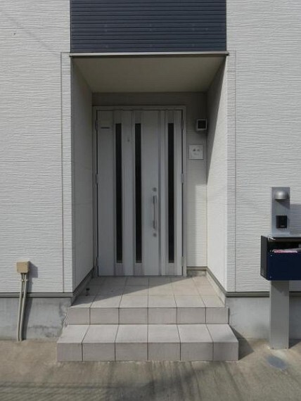 玄関 アプローチからの玄関がおしゃれな住宅。出発も帰宅も楽しみになるかも。