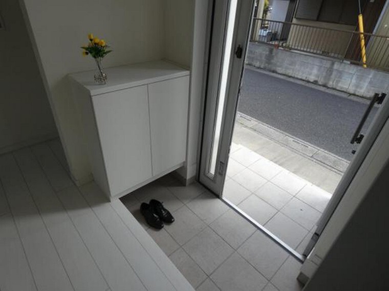 玄関 ディンプルキーを採用し、防犯性にも優れた玄関扉。