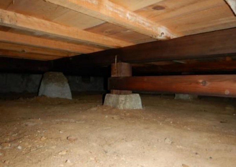 構造・工法・仕様 中古住宅の3大リスクである、雨漏り、主要構造部分の欠陥や腐食、給排水管の漏水や故障を2年間保証します。その前提で床下まで確認の上でリフォームし、シロアリの被害調査と防除工事もおこないます。