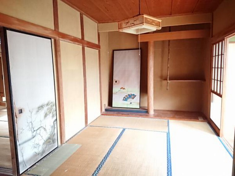 現在リフォーム中。1階8帖和室の隣の和室です。こちらは和室のまま残す予定です。畳を表替えし、壁と天井は張り替える予定です。