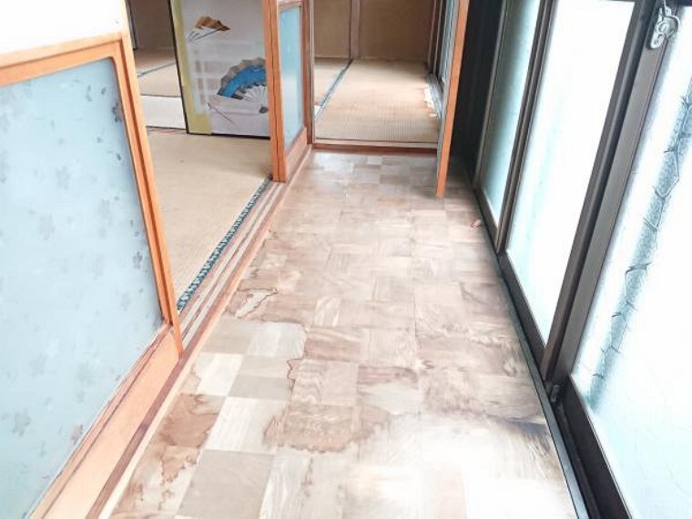 現在リフォーム中。2階の廊下も壁・天井・床張り替え予定です。照明も新しく設置します。