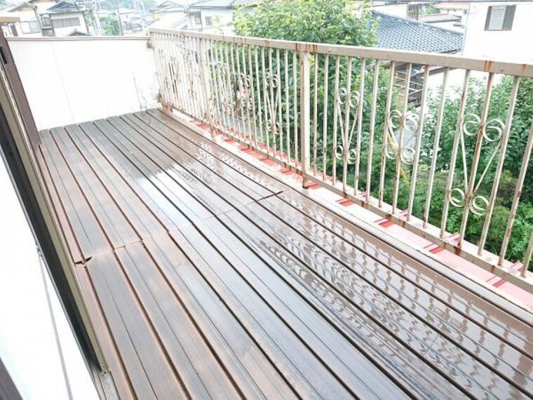 バルコニー 現在リフォーム中。ベランダになります。柵など錆びている所はさび落としをし、綺麗に塗装予定です。