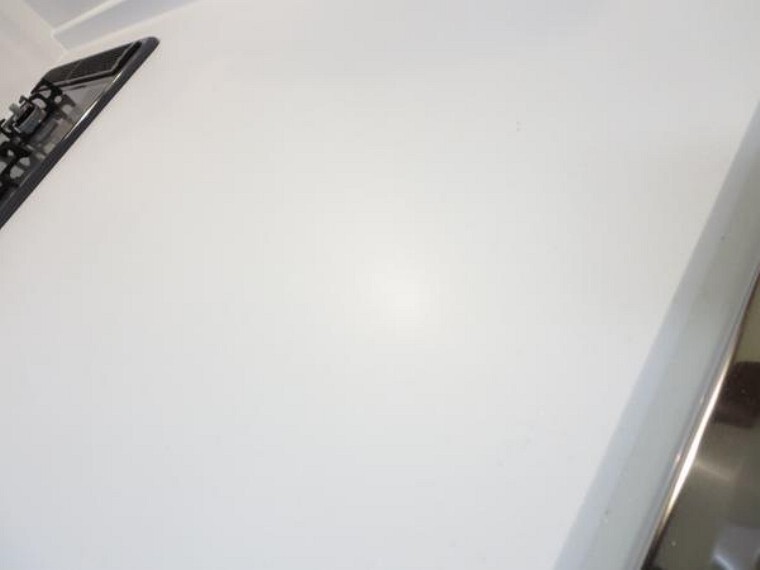 キッチン 【同仕様写真】新品交換予定のキッチンは、傷つきにくくお手入れ簡単な人工大理石の天板。さらにシンクはワイドでつなぎ目なしの一体成型です。つなぎ目がなく拭き上げがしやすいので、清潔さが長持ちしますよ。