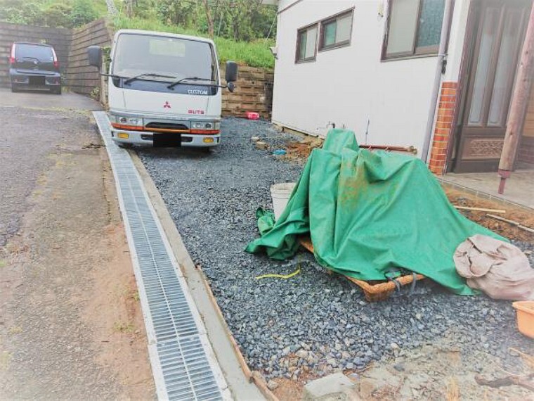 駐車場 現在リフォーム中。9/25撮影。こちらは駐車場になる予定です。並列1台・横付け1台の計2台停められる予定です。