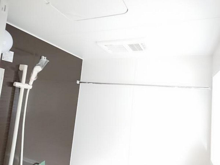 浴室 現在リフォーム中。10/15撮影。浴槽には新しく浴室乾燥機を付けました。暖房機能もありますので、寒い日にも使い易そうですね。