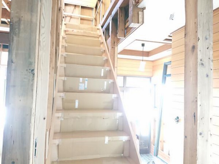 現在リフォーム中。階段は急な造りの為、新しく設置予定です。上り下りしやすい階段にします。手摺も設置予定です。