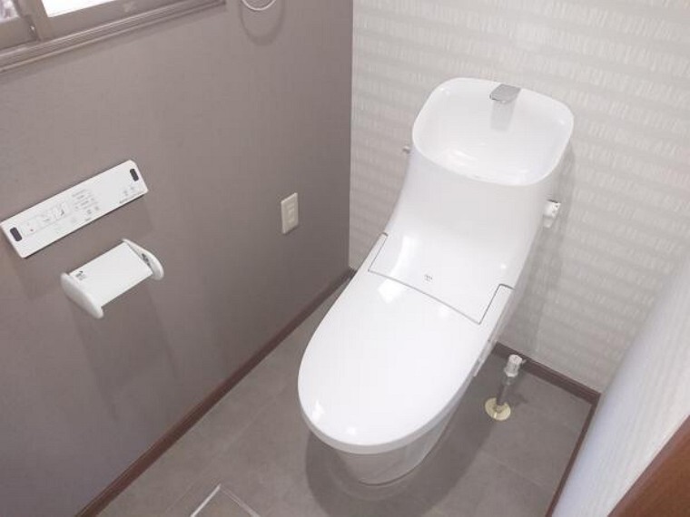 トイレ 【リフォーム後写真】トイレは便器ごと新品交換致しました。便座も温度調整が出来るので、寒い冬でも安心して利用できます。直接肌に触れる部分なので、新品だと嬉しいですね。