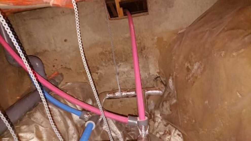 構造・工法・仕様 【床下】中古住宅の3大リスクである、雨漏り、主要構造部分の欠陥や腐食、給排水管の漏水や故障を2年間証致します。その前提で床下まで確認の上でリフォームしています。