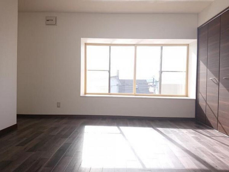 【リフォーム後写真】2階東側8帖和室です。洋室へ間取り変更を行いました。クッションフロア、クロスの貼替え、照明器具の交換を行いました。お子様のお部屋にいかがですか。