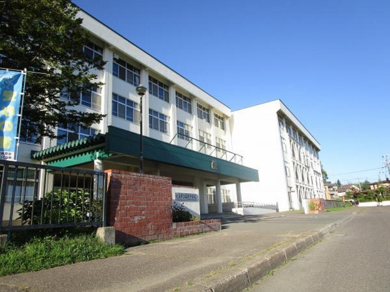 中学校 【周辺環境写真】近隣の中学校は高栄中学校です。徒歩約10分(約800m)の位置にあります。